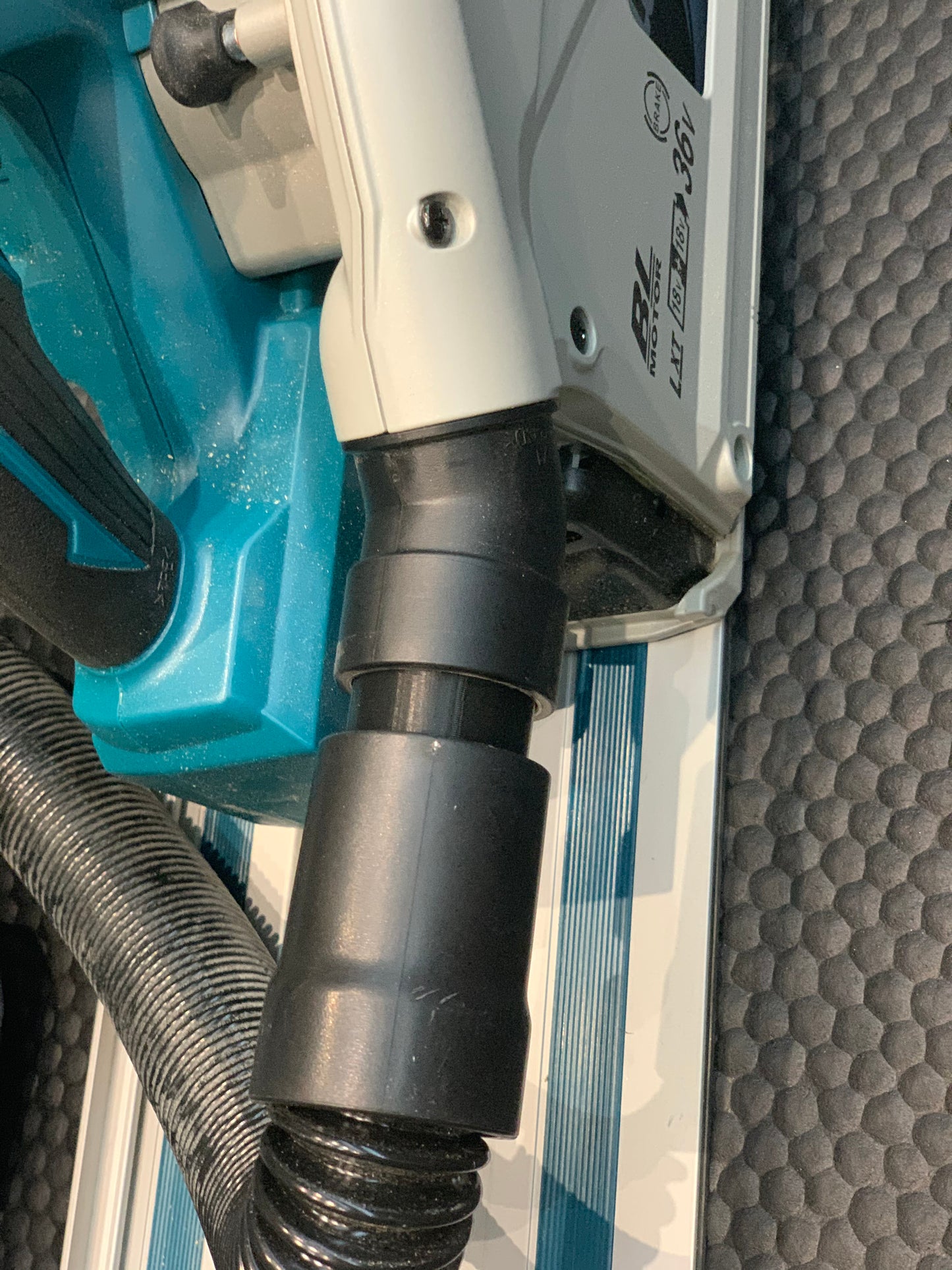 Makita DVC750L vacuum extractor hose adaptor to Makita SP6000 Plunge Saw