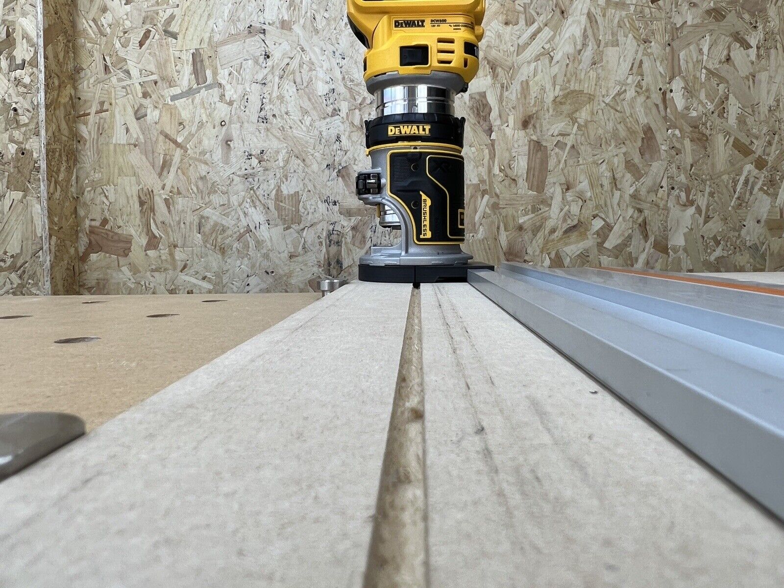 Dewalt DCW604NT-XJ DCW604NT Router Guide Rail Adaptor to Evolution Tra ...