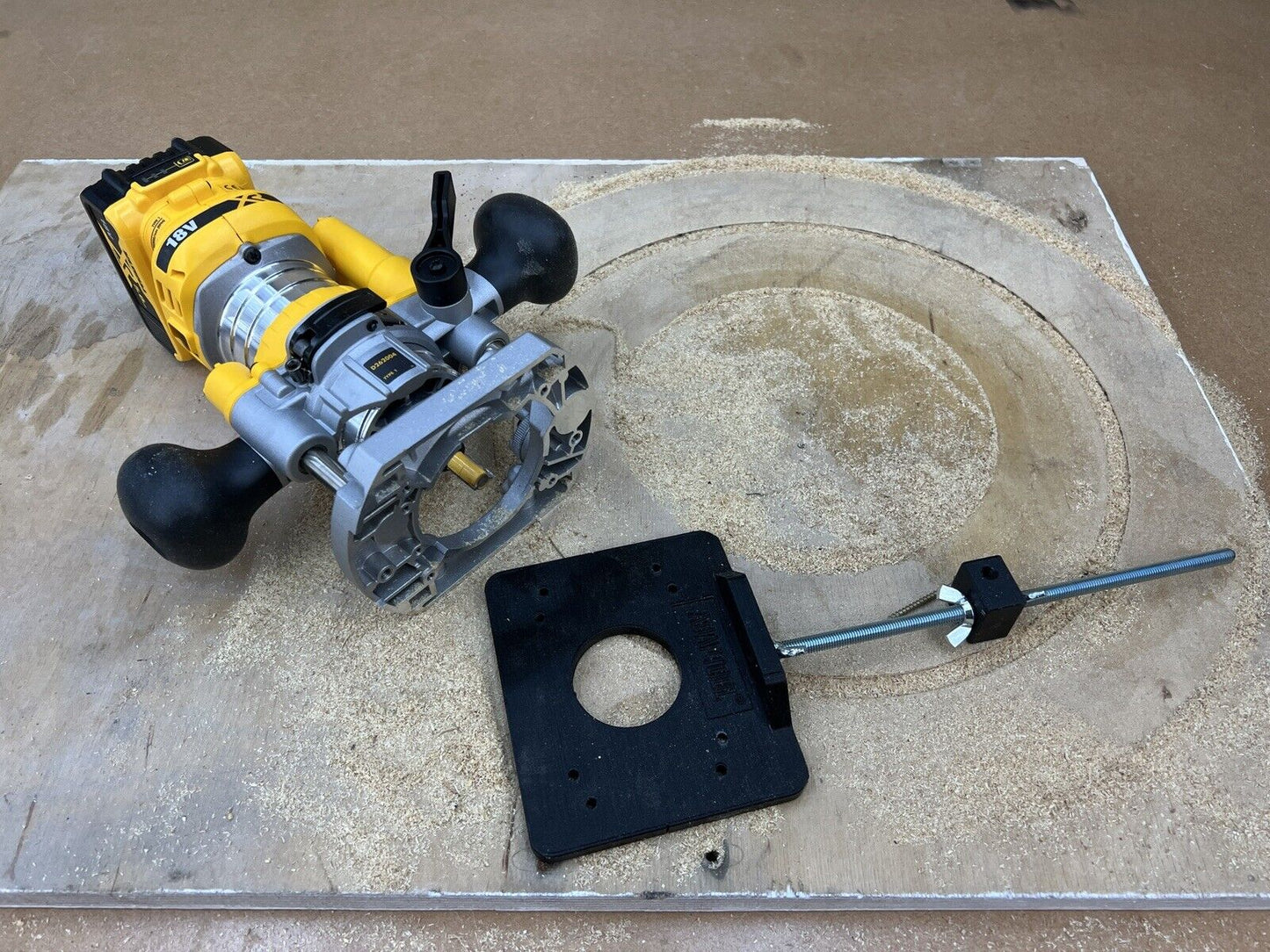 Circle Jig for Dewalt DCW600 DCW604 Cordless 20V Plunge Trim Router Base