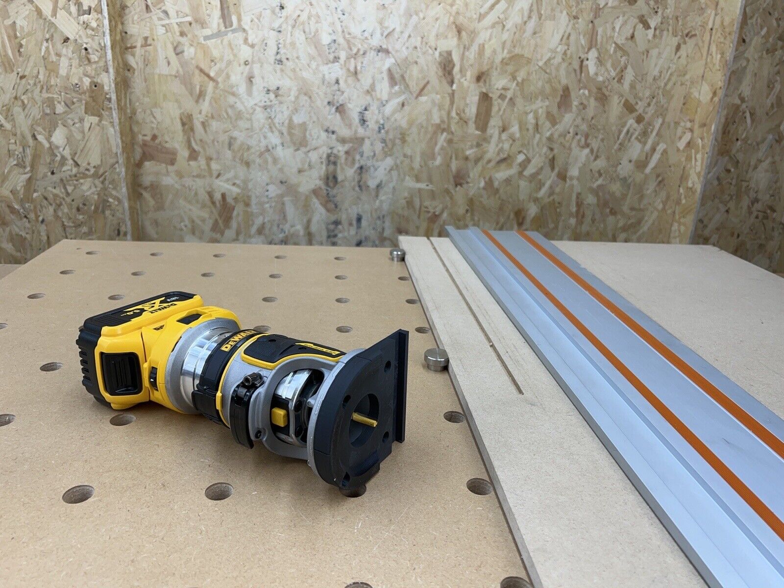Dewalt DCW604NT-XJ DCW604NT Router Guide Rail Adaptor to Evolution Tra ...