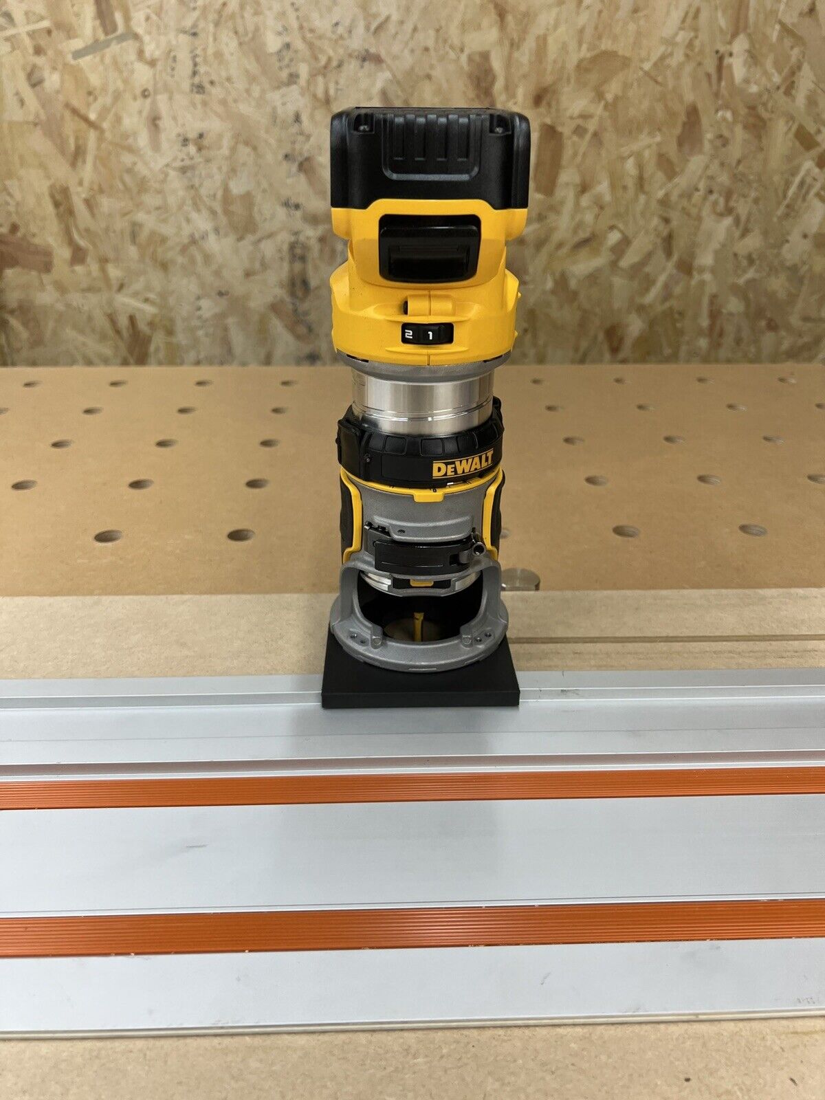 Dewalt DCW604NT-XJ DCW604NT Router Guide Rail Adaptor to Evolution Tra ...